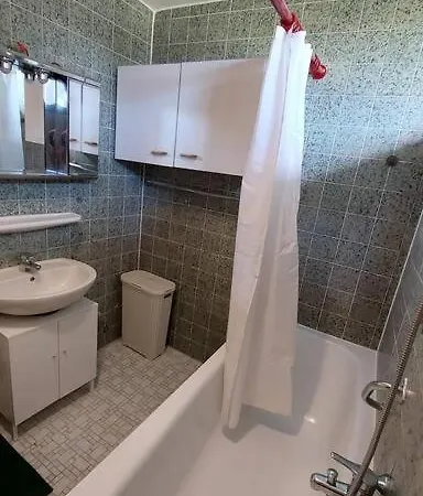 Cozy Room, Balcony Access, Free Parking Apartment *