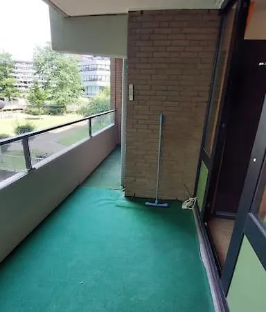 Apartment Cozy Room, Balcony Access, Free Parking *