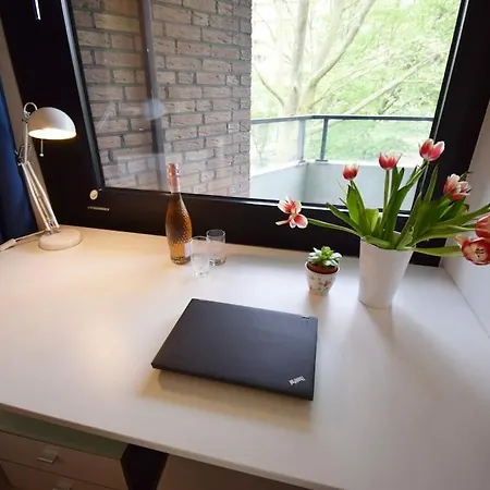 Cozy Room, Balcony Access, Free Parking *