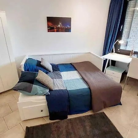 Cozy Room, Balcony Access, Free Parking *